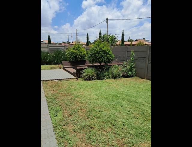 3 BEDROOM HOUSE FOR SALE IN CLAYVILLE